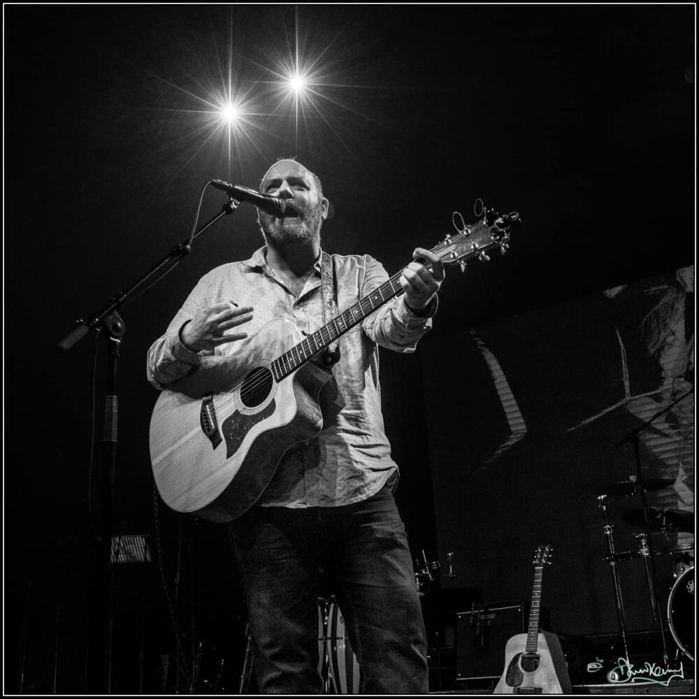 Simon Snaize singing black and white