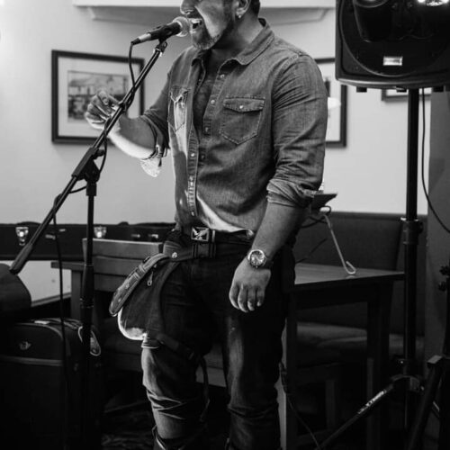 Guy called Si4 singing