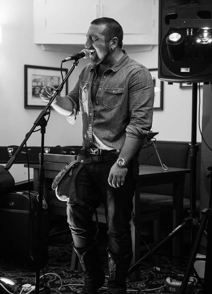 Guy called Si4 singing